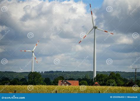 Central Eléctrica Con Molinos De Viento De Energía Renovable Campo