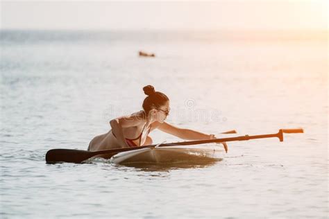 Sup De Mujer Marina Silueta De Una Feliz Mujer De Mediana Edad Bronceada En Bikini Arco Iris