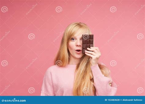 Jeune Belle Blonde Avec Du Chocolat La Fille De L Adolescence Mord Le Chocolat La Tentation De