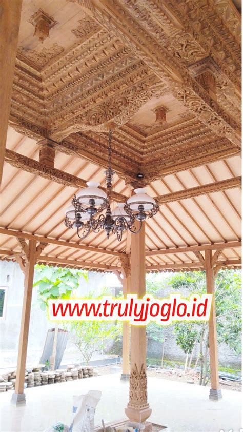 Interior Pendopo Rumah Joglo Ukir Dengan Lampu Gantung Style Antik