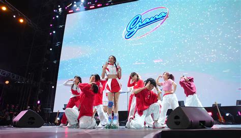 Hot girl Hải Phòng vừa hát vừa trượt patin trước hơn khán giả