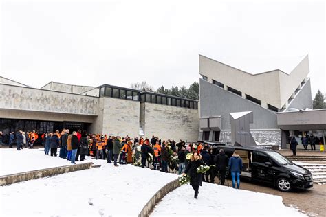 Pracownicy wileńskiego pogotowia ratunkowego żegnają zmarłego kolegę