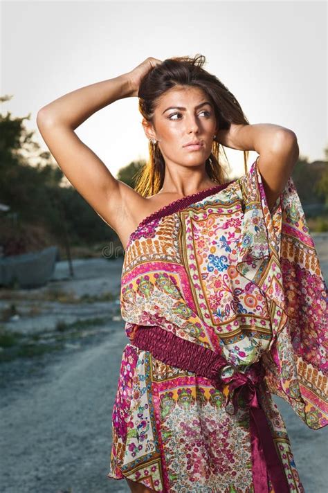 Portrait De Jeune Fille Sexy De Brune Dans Le Bikini Blanc Et Le T Shirt Humide La Plage Photo