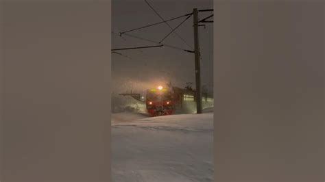 ЭД9М 0028 с поездом Паратск-Бирюли.(Приветливая бригада) - YouTube