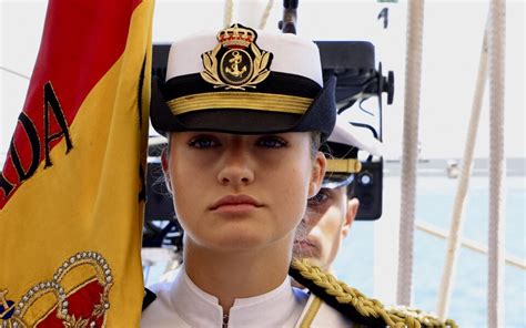 La Princesse Leonor D Espagne En Bikini Et Alors Point De Vue