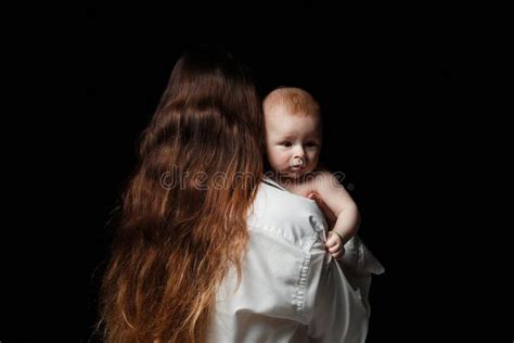 Mutter Brunette Mit Langen Haaren Und Einem Wei En Hemd Steht Mit Ihrem R Cken Und H Lt Einen