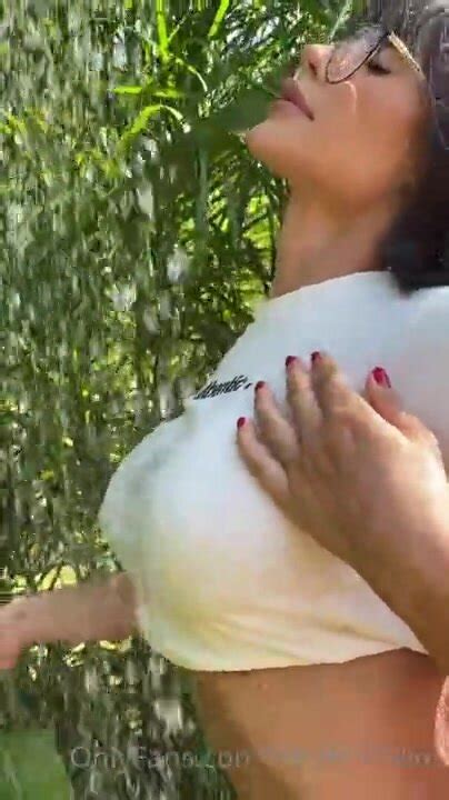 Hot Naked Aline Mineiro Running Her Hand Over Her Plump Pussy Cnn Amador