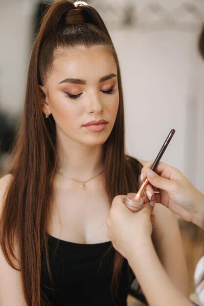 Premium Photo Makeup Artist Applies Eye Shadow Perfect Evening Makeup