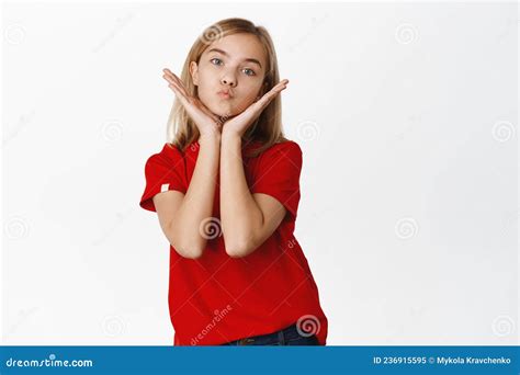 Petite Fille Blonde Mignonne Posant Sur Fond Blanc Montrant Son Beau Visage Glamour Photo Debout