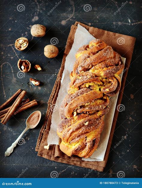 Verdrehtes Brot Oder Babka Laib Des Zimts Auf Einem Dunklen Holz