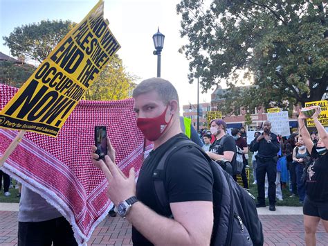 U of I students and community members rally in support of Palestine