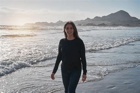 Retrato De Jovem Latina Caminhando Ao Longo Da Costa Da Praia Feliz Ao P R Do Sol Na Regi O Do