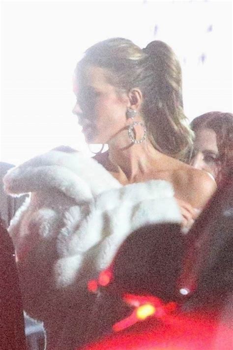 Kate Beckinsale Appears Naked Under Fur At The Grammy Photos