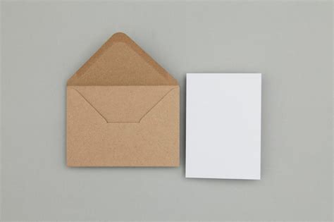 Cartão branco em branco modelo de envelope de papel kraft pardo