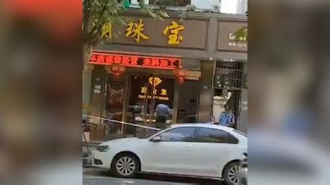 男子以试戴为名抢走金店项链，警方已抓获正进一步侦办 七环视频 澎湃新闻 The Paper