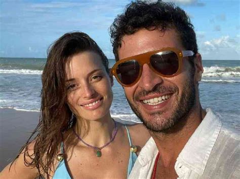 Esposa de Leandro Lima arrasa de biquíni em dia de praia galã de