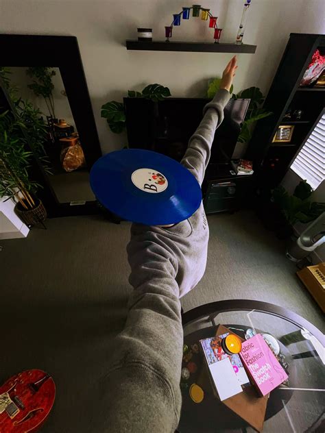 DANNY PROPERTY on Twitter: "YALL SAID I WAS HOLDING THE VINYL WRONG
