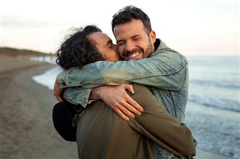 Vista de una pareja gay siendo cariñosa y pasando tiempo juntos en la playa Foto Gratis
