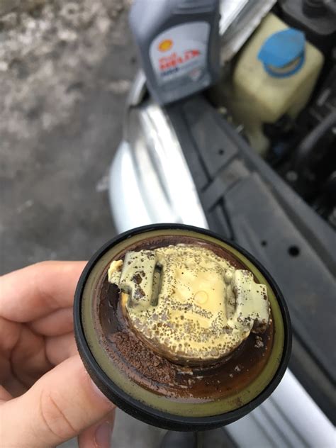 Непонятная субстанция на масляной крышке — Volkswagen Golf Mk4, 1,6 л ...