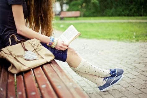 Mujer Que Lee Un Libro Foto De Archivo Imagen De Lindo