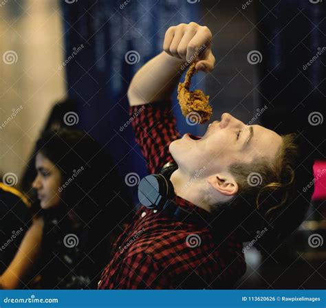 Adolescente Que Come O Frango Frito Foto de Stock - Imagem de alegria, adolescência: 113620626