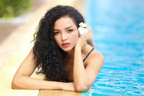 Chica Vestida En Bikini Al Lado De La Piscina Atractiva Mujer Joven En Bikini Relajarse En La