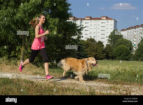 Fille Blonde Courant Au Parc Avec Son Chien Photo Stock Alamy