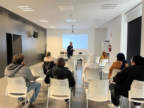 Curs Dona Tic Taller Que Ofereix A Les Dones Una Oportunitat Per A