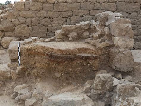 Arqueólogos hallan restos de altar monumental en antiguo santuario