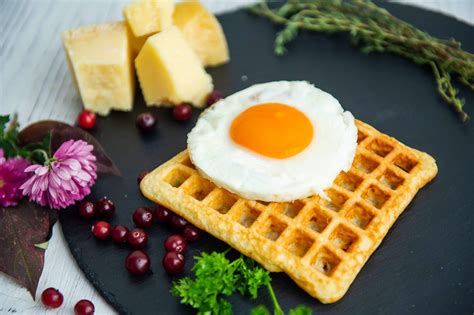 Вафли сырные с глазуньей — заказать в Food House
