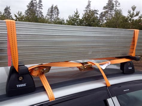 Крепление груза на багажнике автомобиля стяжными ремнями ...