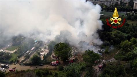 Incendio Ponte Mammolo Brucia Discarica Abusiva Il Comune Tenete Le