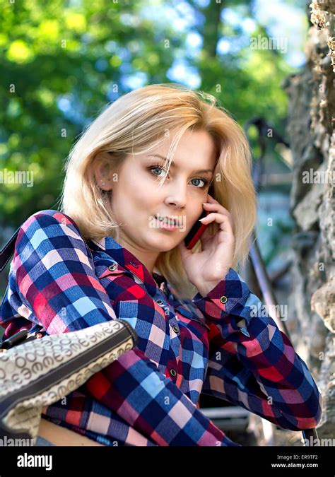 Jolie Fille Blonde Au T L Phone Banque De Photographies Et Dimages Haute R Solution Alamy