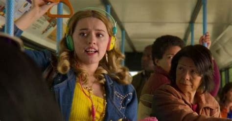 Khai thác trần trụi chuyện tấn công tình dục trên xe buýt Sex Education phần 2 ghi điểm với tập