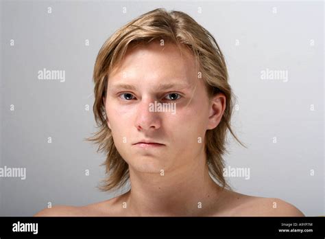 Jeune homme blonde Banque de photographies et dimages à haute résolution Alamy