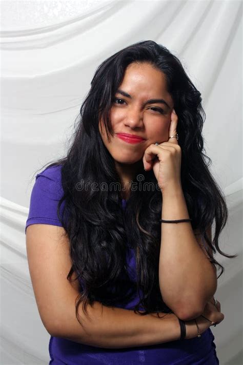 Belle Latina Crue Contre Retouché Image stock Image du latin fermer 19433095