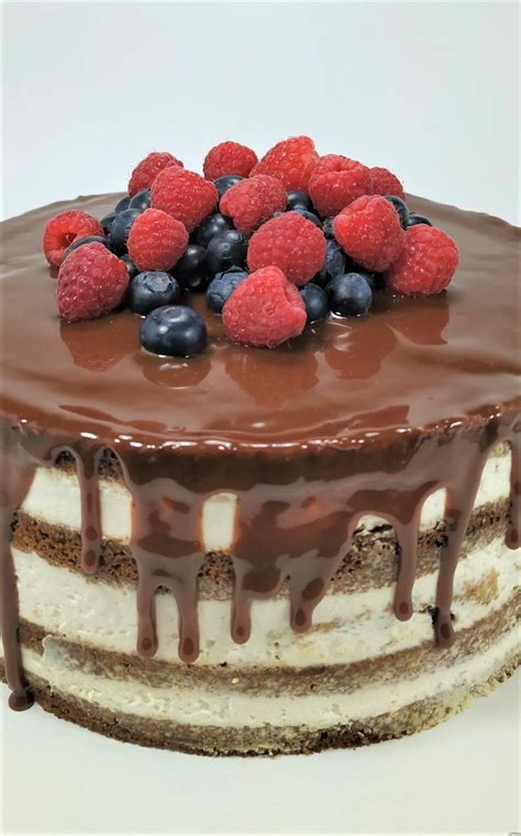 Mrkvov Semi Naked Dort S Prav M Nug Tem A Lesn M Ovocem