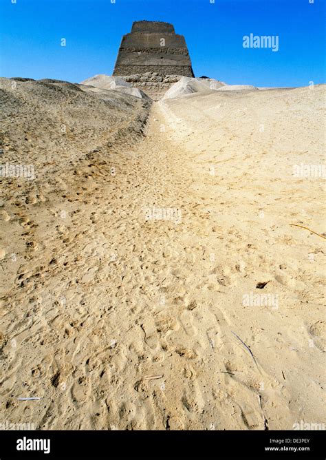 Meidum Pyramid High Resolution Stock Photography And Images Alamy