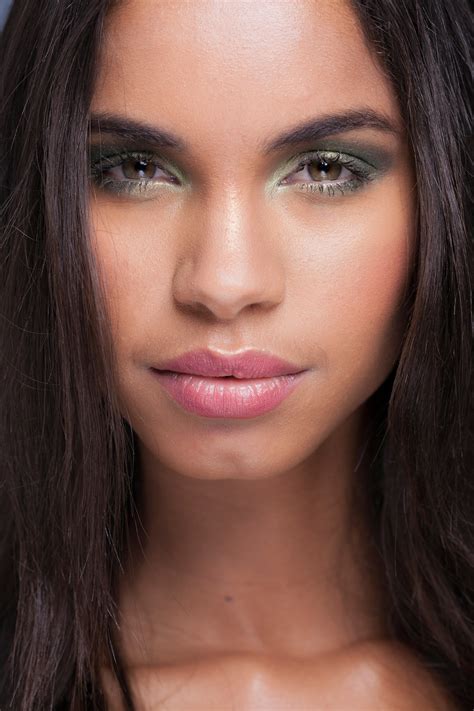 Sobrancelhas marcadas pele nude e côncavo esfumado tendência de beleza para inverno