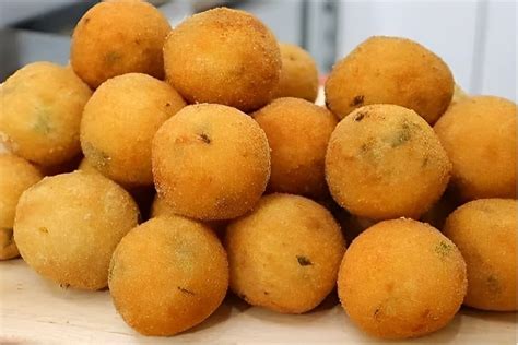 Bolinho De Mandioca Simples Recheado Queijo Fica Maravilhoso Sua