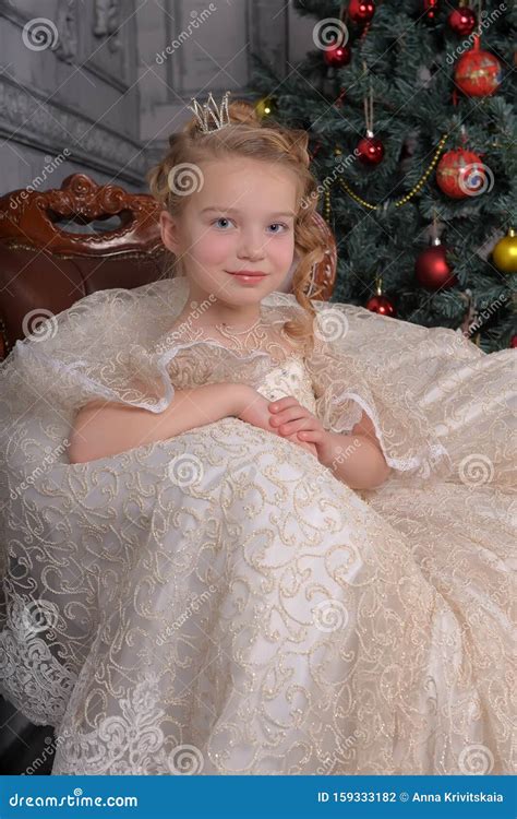 Blonde Mit Glockenläufen Für Junge Hairdo Prinzessin in Einem Weißen Kleid Stockfoto Bild von