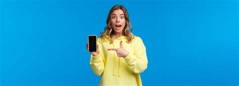 Une Fille Blonde Joyeuse Et Heureuse Impressionn E Explique Quelque Chose Comme Pointant L Cran