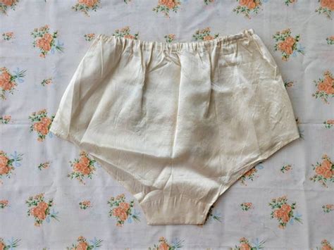 Vintage WWII 1940s Sweetheart Lingerie Embroidered Bo Gem