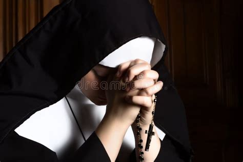 Jeune Belle Nonne Sexy De Femme Dans La Lingerie Priant Au Dessus Du Gris Image Stock Image Du