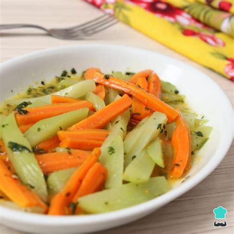 Salada De Chuchu E Cenoura - Salada de chuchu com cenoura ao molho agridoce