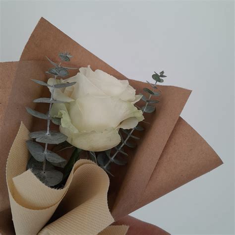 Cómo envolver una rosa con papel kraft Tutoriales de Floristeria