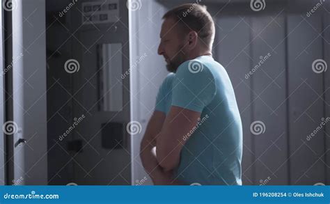 Casier Gay D Ouverture De Sportif Dans Le Vestiaire Supprimant Le T Shirt Et Le Jetant Sur La