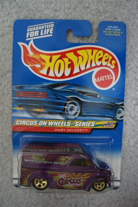 HOT WHEELS Mattel 2000 028 Circus On Wheels Series 4of4cars DAIRY DELIVERY