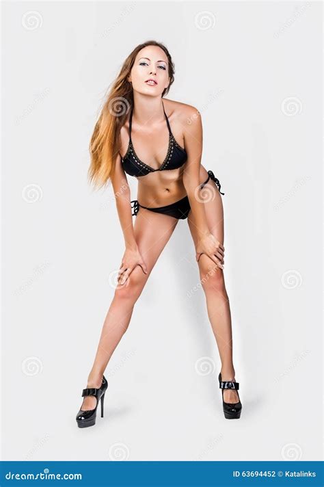 Modelo Delgado Hermoso Del Bikini Piernas Largas Y Cuerpo Perfecto Foto De Archivo Imagen De