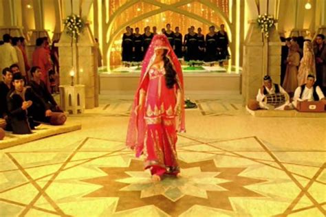 HOT AND SPICY IMAGES Kareena Kapoor Spicy Dance Stills